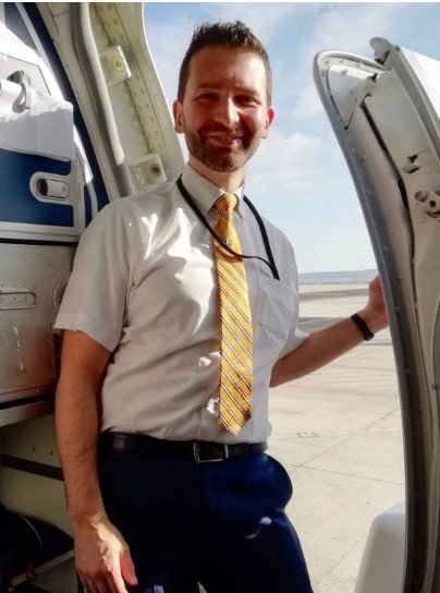 Saverio Taddei alla porta dell'aereo in divisa